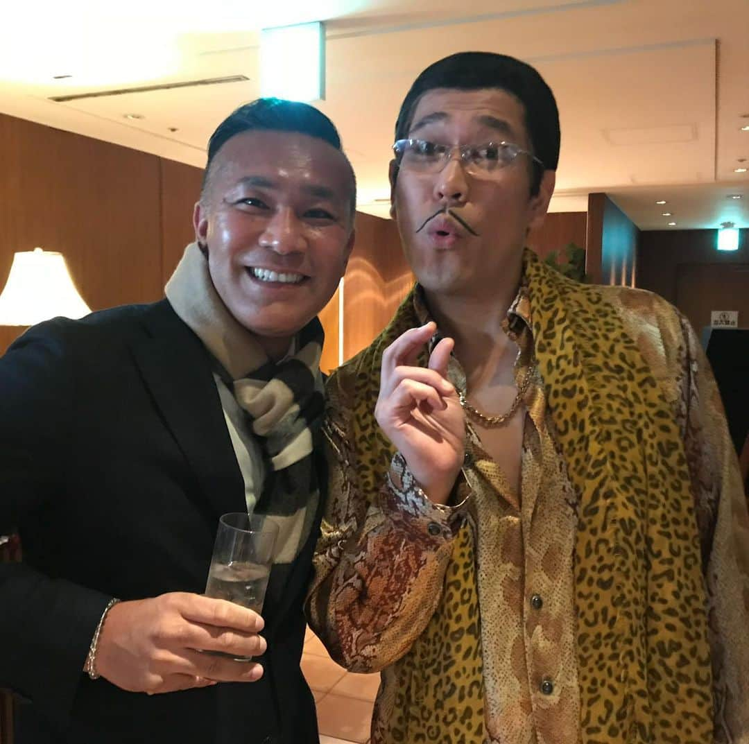 岸本哲也のインスタグラム：「久しぶりに懐かしい写真。とくダネ！時代の忘年会。ピコ太郎さん、久しぶり。haha  Pico Taro is famous world-wide cuz Justin Bieber loves him. He is one of my colleagues from the Japanese TV program. hehe #justinbieber #ピコ太郎 #とくダネ #小坂大魔王 #忘年会 #年末 #渋谷 #celebrity #star #tv #celebrity #ジャスティンビーバー #セレブ」