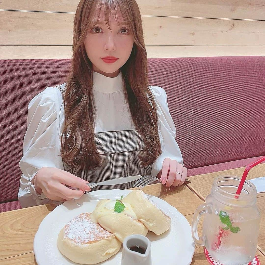 Moeka Takamatsuのインスタグラム：「ふわふわだった🥞 . . . . . #カフェ巡り#大分カフェ#大分グルメ#パンケーキ#大分カフェ巡り#コーデ#ファッション#コーディネート#デートコーデ#プチプラコーデ#グレイル#ロングヘア#ヘアスタイル#ヘアメイク#サロモ#被写体#카페투어#인스타푸드#패션#코디 #cafe#lunch#fashion#grl#selfie#photo#followme#instagood#like4like」