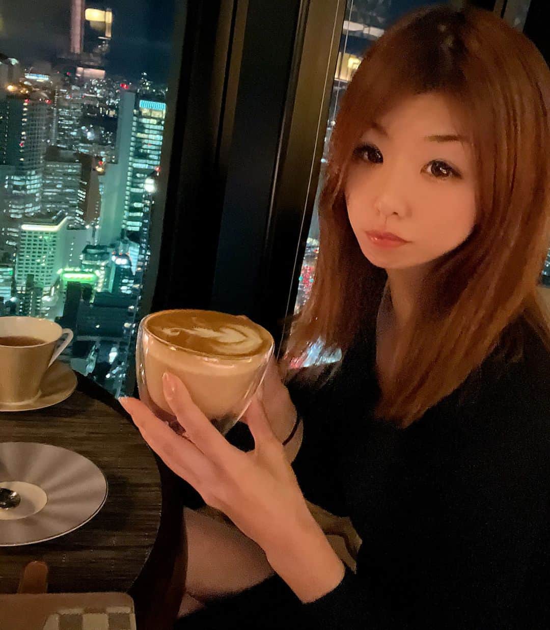 みんちゃん のインスタグラム：「🏠コンラッド大阪 . コーヒー頼んだら 大サイズでした☕ 夜景もキレイでいい雰囲気🏢✨✨ . . . . . . . . . #ホテル #大阪 #大阪カフェ #旅行好きな人と繋がりたい #カフェ好きな人と繋がりたい #カフェ巡り #おしゃれさんと繋がりたい #カフェスタグラム #旅行 #いいね返し #instafood #写真好きな人と繋がりたい #大阪グルメ #旅行 #インスタ映え #ブランド #お洒落さんと繋がりたい #アフタヌーンティー #コンラッド大阪 #今日のごはん #osaka #タビジョ #cafe #ラウンジ #travel #いいね返し #カフェ @conradosaka #afternoontea #日本みん1 1️⃣」