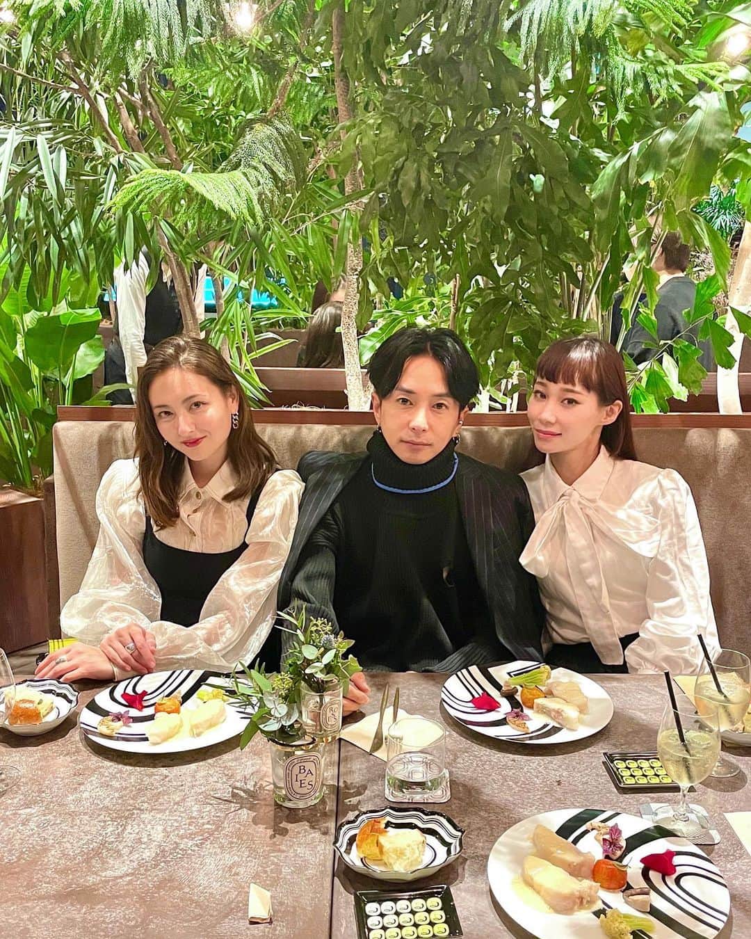 マドモアゼル・ユリアさんのインスタグラム写真 - (マドモアゼル・ユリアInstagram)「昨日はエリと奈良君とディナー🍽 表参道のGYREに新しく出来た、とってもかわいいDIPTIQUEのお店を覗いた後に、4階のレストラン"ボネラン"との期間限定のオリジナルコラボディナーを頂いてきました🥂 @ellirose @yuyanara どれも美味しかったね☺️ カトラリーとかも全部diptyque仕様になっていて、可愛かった❤️ @diptyque @gyre_bonelan #diptyque #ディプティック」12月9日 19時35分 - mademoiselle_yulia