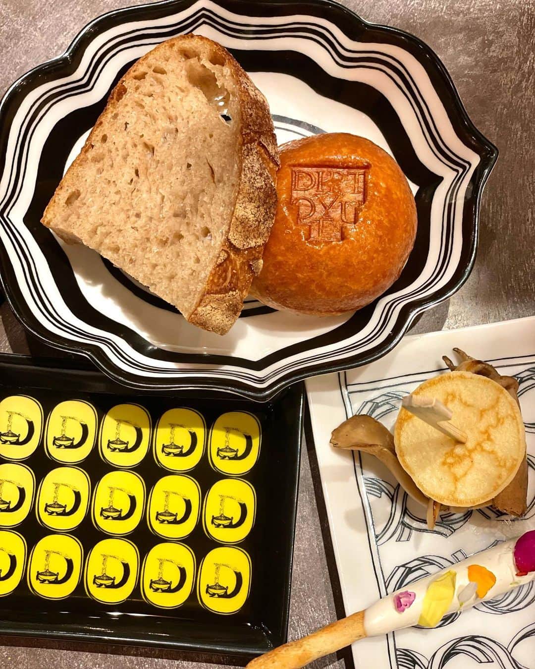 マドモアゼル・ユリアさんのインスタグラム写真 - (マドモアゼル・ユリアInstagram)「昨日はエリと奈良君とディナー🍽 表参道のGYREに新しく出来た、とってもかわいいDIPTIQUEのお店を覗いた後に、4階のレストラン"ボネラン"との期間限定のオリジナルコラボディナーを頂いてきました🥂 @ellirose @yuyanara どれも美味しかったね☺️ カトラリーとかも全部diptyque仕様になっていて、可愛かった❤️ @diptyque @gyre_bonelan #diptyque #ディプティック」12月9日 19時35分 - mademoiselle_yulia