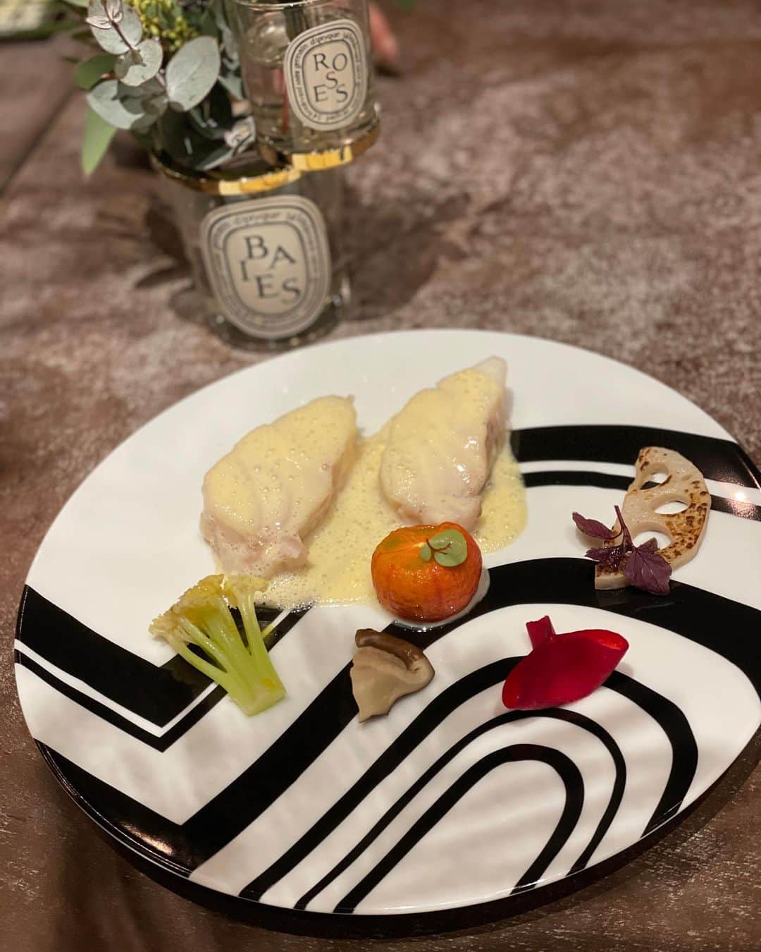 マドモアゼル・ユリアさんのインスタグラム写真 - (マドモアゼル・ユリアInstagram)「昨日はエリと奈良君とディナー🍽 表参道のGYREに新しく出来た、とってもかわいいDIPTIQUEのお店を覗いた後に、4階のレストラン"ボネラン"との期間限定のオリジナルコラボディナーを頂いてきました🥂 @ellirose @yuyanara どれも美味しかったね☺️ カトラリーとかも全部diptyque仕様になっていて、可愛かった❤️ @diptyque @gyre_bonelan #diptyque #ディプティック」12月9日 19時35分 - mademoiselle_yulia
