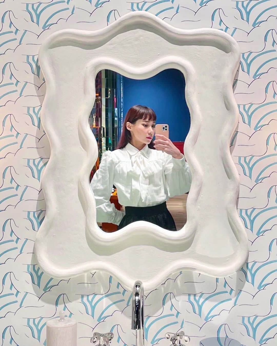 のインスタグラム：「昨日はエリと奈良君とディナー🍽 表参道のGYREに新しく出来た、とってもかわいいDIPTIQUEのお店を覗いた後に、4階のレストラン"ボネラン"との期間限定のオリジナルコラボディナーを頂いてきました🥂 @ellirose @yuyanara どれも美味しかったね☺️ カトラリーとかも全部diptyque仕様になっていて、可愛かった❤️ @diptyque @gyre_bonelan #diptyque #ディプティック」