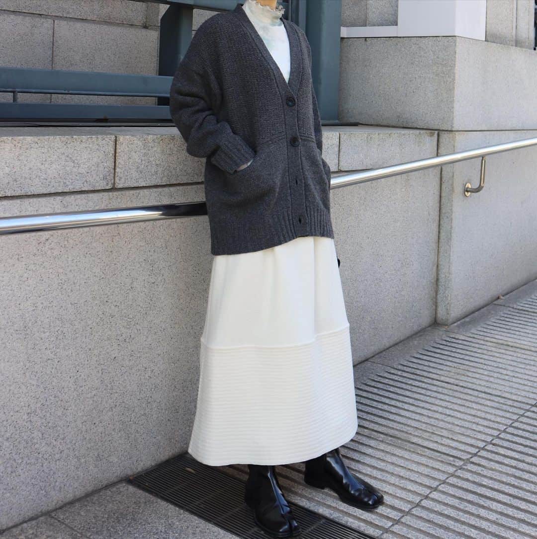 正中雅子さんのインスタグラム写真 - (正中雅子Instagram)「久しぶりにスカート🕊  @ella_selectshop_ のPOPUPで購入したシーズンムードのあるスカートがお気に入り🤍  グレーカーディガンとシアータートルでシックに☺︎  #MACHATT #masaco服」12月9日 19時48分 - masacoshonaka