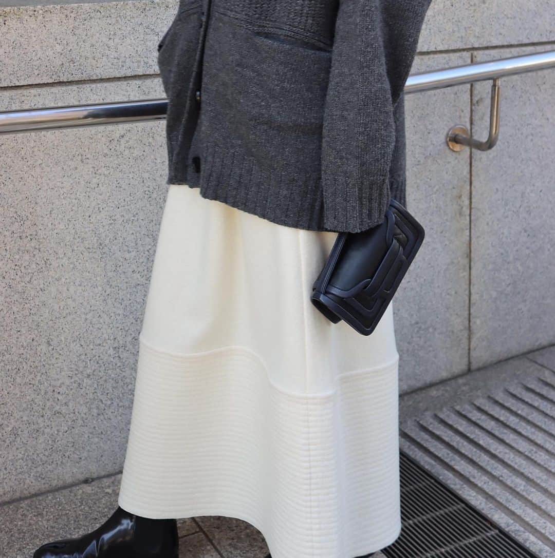 正中雅子さんのインスタグラム写真 - (正中雅子Instagram)「久しぶりにスカート🕊  @ella_selectshop_ のPOPUPで購入したシーズンムードのあるスカートがお気に入り🤍  グレーカーディガンとシアータートルでシックに☺︎  #MACHATT #masaco服」12月9日 19時48分 - masacoshonaka