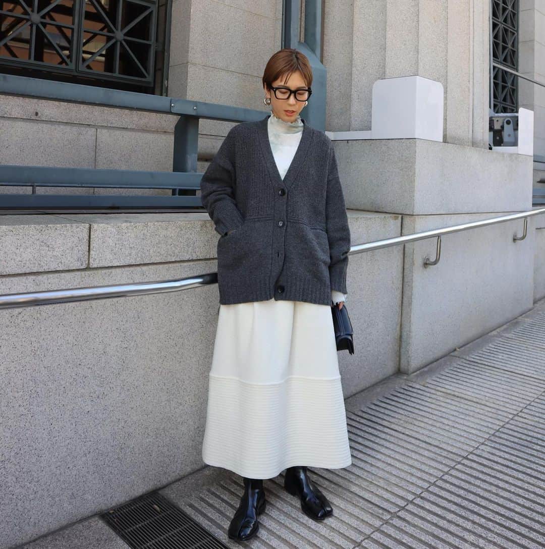 正中雅子のインスタグラム：「久しぶりにスカート🕊  @ella_selectshop_ のPOPUPで購入したシーズンムードのあるスカートがお気に入り🤍  グレーカーディガンとシアータートルでシックに☺︎  #MACHATT #masaco服」