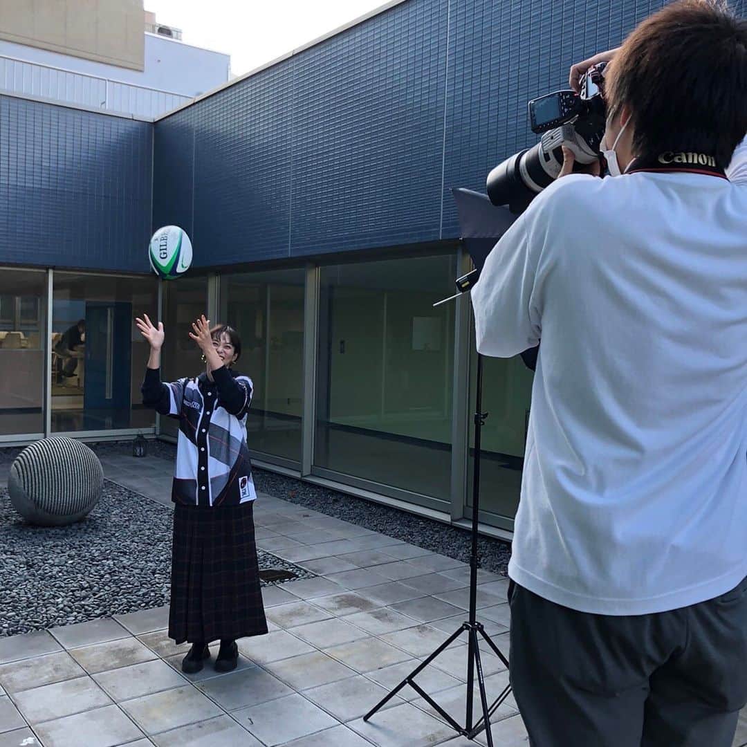 依吹怜さんのインスタグラム写真 - (依吹怜Instagram)「ジャパンラグビー【リーグワン】のオフィシャルサポーターとして1月7日に開幕する新リーグを盛り上げるべく💪  サンケイスポーツさん スポーツ報知さん 日刊スポーツさん スポニチさん デイリースポーツさん 東京中日スポーツさん  を訪れ取材して頂きました！  どの記者の方にも、私がTwitterで毎日やってる 　#1日1ラグビー の活動のことを触れていただき、 心底嬉しかったです、、😭  ラグビーを知らない人たちにもわかりやすく伝えられるよう、信じられないほどの絵心で堂々と絵を描き、ラグビーの魅力を綴ってるのでぜひツッコミながら見てください🙇🏻‍♀️笑 （プロフィール欄にリンク貼っておきます） （観戦しにきたくなる暗示もかけときます）  1月7日、国立競技場での開幕戦。 私自身もめっちゃくちゃ楽しみにしてます。  会場でしか感じられない熱量をぜひ一緒に体感しましょう〜🏉💖 #新リーグの開幕戦は一生に一度だぞ♡  #ジャパンラグビー @japanrugby_jrfu  #ジャパンラグビーリーグワン  #オフィシャルサポーター依吹怜 #リーグワン　#leagueone #ラグビー　#rugby」12月9日 19時54分 - ibukirey