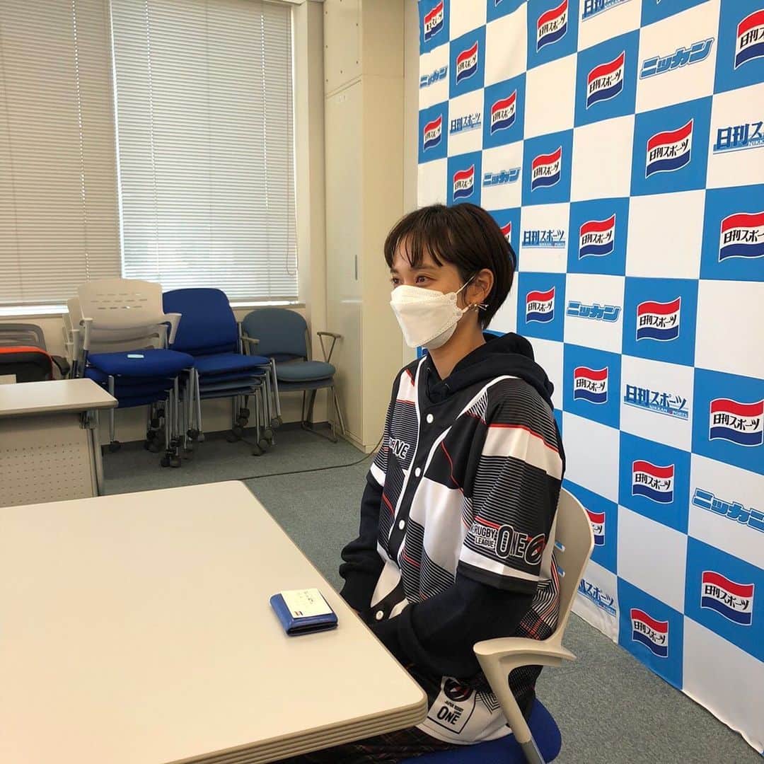依吹怜さんのインスタグラム写真 - (依吹怜Instagram)「ジャパンラグビー【リーグワン】のオフィシャルサポーターとして1月7日に開幕する新リーグを盛り上げるべく💪  サンケイスポーツさん スポーツ報知さん 日刊スポーツさん スポニチさん デイリースポーツさん 東京中日スポーツさん  を訪れ取材して頂きました！  どの記者の方にも、私がTwitterで毎日やってる 　#1日1ラグビー の活動のことを触れていただき、 心底嬉しかったです、、😭  ラグビーを知らない人たちにもわかりやすく伝えられるよう、信じられないほどの絵心で堂々と絵を描き、ラグビーの魅力を綴ってるのでぜひツッコミながら見てください🙇🏻‍♀️笑 （プロフィール欄にリンク貼っておきます） （観戦しにきたくなる暗示もかけときます）  1月7日、国立競技場での開幕戦。 私自身もめっちゃくちゃ楽しみにしてます。  会場でしか感じられない熱量をぜひ一緒に体感しましょう〜🏉💖 #新リーグの開幕戦は一生に一度だぞ♡  #ジャパンラグビー @japanrugby_jrfu  #ジャパンラグビーリーグワン  #オフィシャルサポーター依吹怜 #リーグワン　#leagueone #ラグビー　#rugby」12月9日 19時54分 - ibukirey