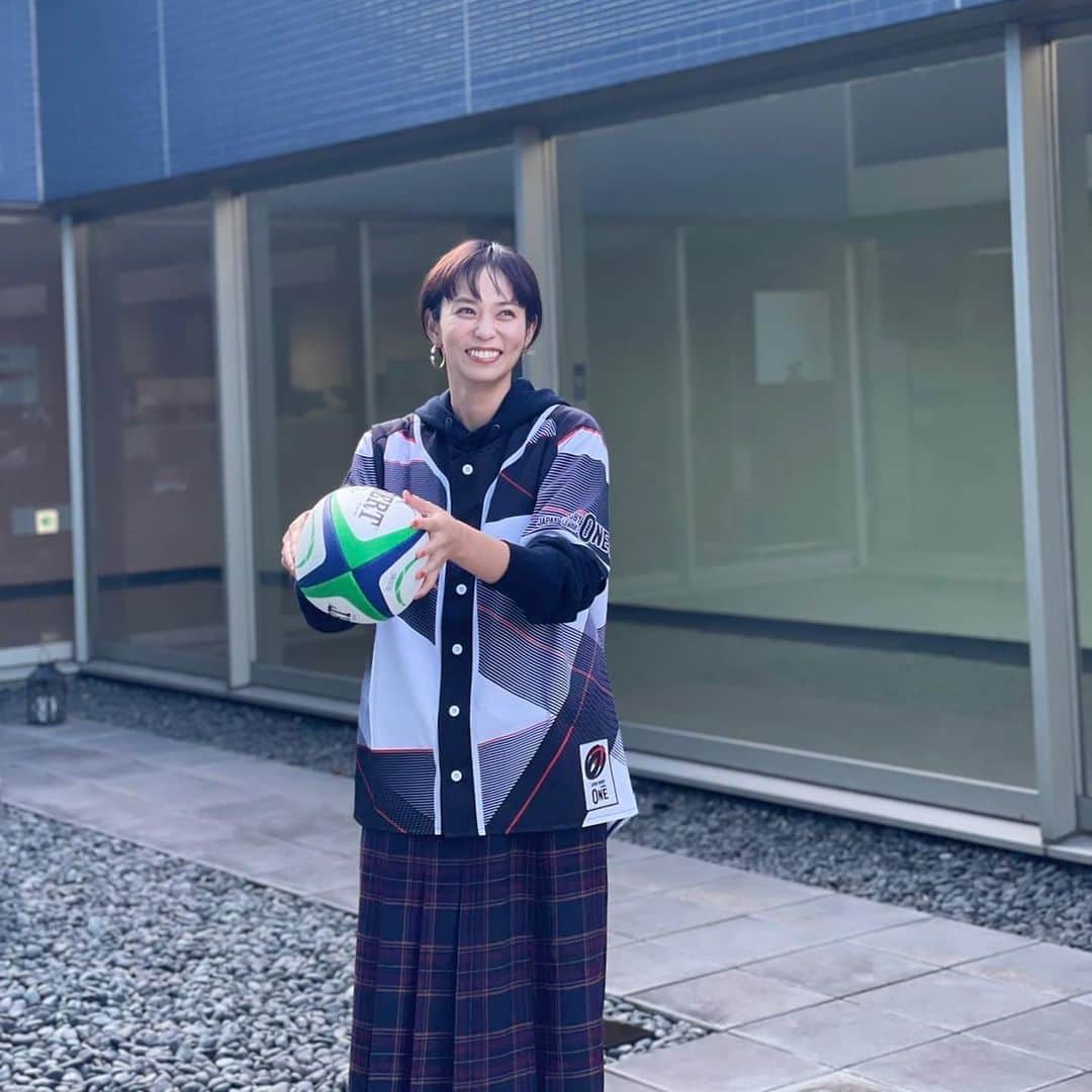 依吹怜さんのインスタグラム写真 - (依吹怜Instagram)「ジャパンラグビー【リーグワン】のオフィシャルサポーターとして1月7日に開幕する新リーグを盛り上げるべく💪  サンケイスポーツさん スポーツ報知さん 日刊スポーツさん スポニチさん デイリースポーツさん 東京中日スポーツさん  を訪れ取材して頂きました！  どの記者の方にも、私がTwitterで毎日やってる 　#1日1ラグビー の活動のことを触れていただき、 心底嬉しかったです、、😭  ラグビーを知らない人たちにもわかりやすく伝えられるよう、信じられないほどの絵心で堂々と絵を描き、ラグビーの魅力を綴ってるのでぜひツッコミながら見てください🙇🏻‍♀️笑 （プロフィール欄にリンク貼っておきます） （観戦しにきたくなる暗示もかけときます）  1月7日、国立競技場での開幕戦。 私自身もめっちゃくちゃ楽しみにしてます。  会場でしか感じられない熱量をぜひ一緒に体感しましょう〜🏉💖 #新リーグの開幕戦は一生に一度だぞ♡  #ジャパンラグビー @japanrugby_jrfu  #ジャパンラグビーリーグワン  #オフィシャルサポーター依吹怜 #リーグワン　#leagueone #ラグビー　#rugby」12月9日 19時54分 - ibukirey