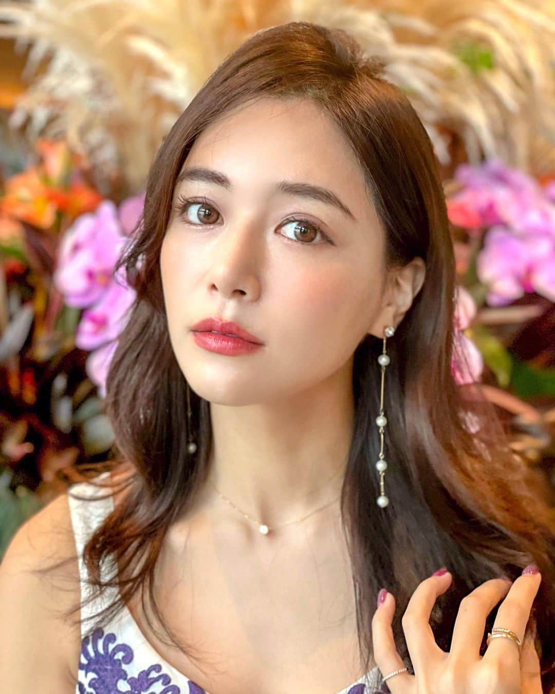 のインスタグラム：「こんばんは✨ . 今夜は #りなまるメイク ♥️時間差沖縄編🥰 . 沖縄では、エレガンスな大人女子メイクをしてみました💕 リゾートは濃いめのメイクがまた映えます🥰 . そんなみなさんに念願の！ メイクライブのお知らせ♥️ 12月11日(土)18時からALBION DRESSER銀座店公式Instagramアカウント@albiondresser_ginza でインスタライブ配信があるのですが、メイクモデルで出演します♥️ . アルビオンといえばスキンケアが大好きなのですが、 @elegance_cosmetics のコスメも可愛い💕約1年半前にファンデーションのモデルをやらせて頂いてから、持ち歩きファンデはずっとエレガンス💕この時もエレガンスのファンデ使ってるよ🙆‍♀️✨ . 懐かしいのでその頃の写真も載せとくね❤️ . それでは土曜日お待ちしております！コメントも待ってるよ〜💕 . #アルビオンドレッサー銀座 #コスメ好きさんと繋がりたい #デパコス #アルビオン信者 #PR #albion #elegance #エレガンス #クリスマスコフレ #クリスマスメイク #おすすめコスメ #メイクライブ #メイクモデル #ビューティー #ビューティーモデル #沖縄 #okinawa #沖縄旅行 #ホリデーコレクション #コスメ #メイク #メイク好き #メイク動画 #アルビオン #スキンケア #ハレクラニ沖縄 #ハレクラニ #沖縄観光 #沖縄ホテル」