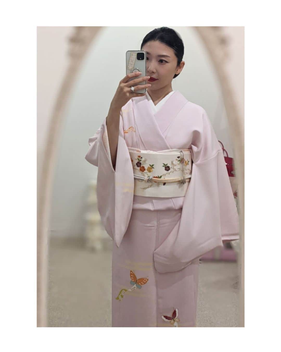 川村亜紀さんのインスタグラム写真 - (川村亜紀Instagram)「蝶々🦋 ＊鏡に向かい撮影しておりますゆえ、反転して写っております。 #歌舞伎 をはじめ #お着物 や #日本の伝統 が長く守られ受け継がれますように。 #kimono #kimonocordinate #japanesekimono #japanesetradition #beautifultradition #lovekimono  #instakimono #기모노  #お着物 #日本の伝統 #お着物コーディネート #着物コーディネート  #お着物と帯 #お着物の魅力  #袷 #袷の季節 #付下げコーディネート #二部式帯 #付け帯  #亜紀の和装記録」12月9日 20時13分 - _aki1015_