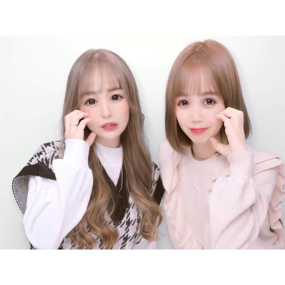 宮本ひなののインスタグラム：「金髪からのイメチェン✂️ 高校からの親友ちゃんとたまたま同じ日にたまたま同じ美容室でたまたま指名も同じって流石すぎない❓  なぁちゃんは可愛いの🥰  #ミルクティーカラー」
