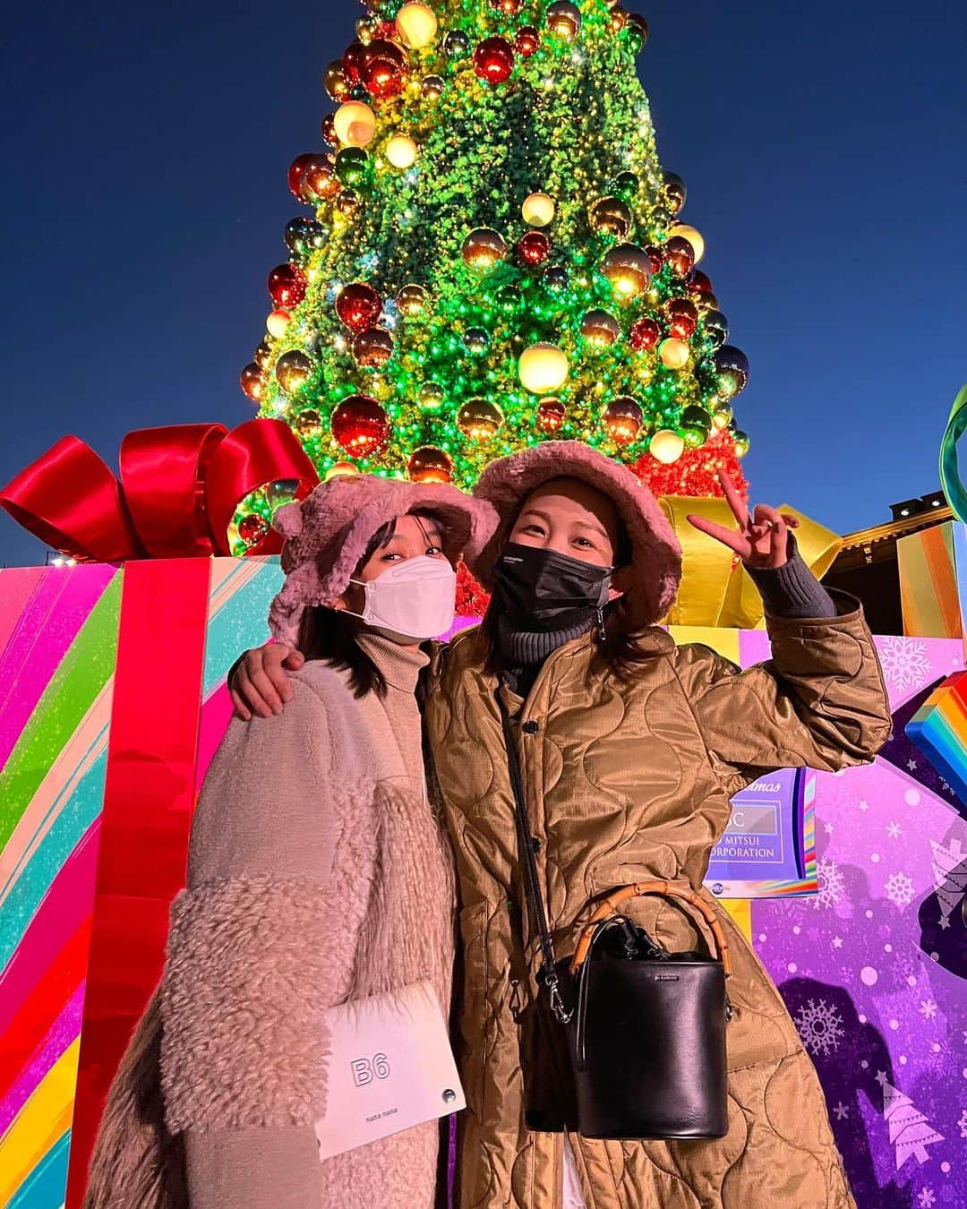 中上真亜子さんのインスタグラム写真 - (中上真亜子Instagram)「ってことで、 次はUSJのクリスマスツリー🎅🎄  夜になってからのイルミネーションは 存在感もより増して美しかった🎄  クリスマスの雰囲気もフードも、 すんごくテンションあがったよ🤤🎄  ザ パーク フロント ホテルに宿泊したんだけど、 USJからも近くて便利だったよ🙃🗯  2021年の締めくくりに最高の思い出が出来た🥰 また来年も行きたいなあ❤️‍🔥  ※食事の時だけマスクを外してます #USJ #ユニバ #大阪 #NOLIMIT #PR」12月9日 20時31分 - maako_nakagami