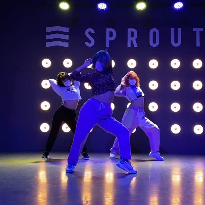 HANAのインスタグラム：「. 🎧 Prayer feat. @chrisbrownofficial / @tinashenow  🏠 @sprout_dance  w / @ruka.2525_ @akonaru52」