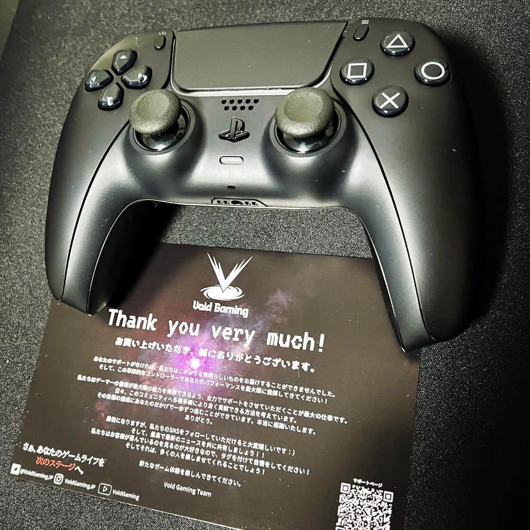 峰竜太のインスタグラム：「VOID GAMINGさんからカスタムコントローラーを提供してもらいました！ 自分デフォルト設定だから、エイムとジャンプボタン同時に使えないのが悩みで、ボタン配置変えたりしても無理で、 スカフコントローラーもパドルだと無理で悩んでたけど、VOIDGAMINGのコントローラーで1発解決‼️ この背面ボタンでいろんな動きができるようになる🤩 コントローラーのせいにしてたんで、これで上手くなりますように🤞 #voidgaming  #背面ボタン #もう言い訳は無くなった」