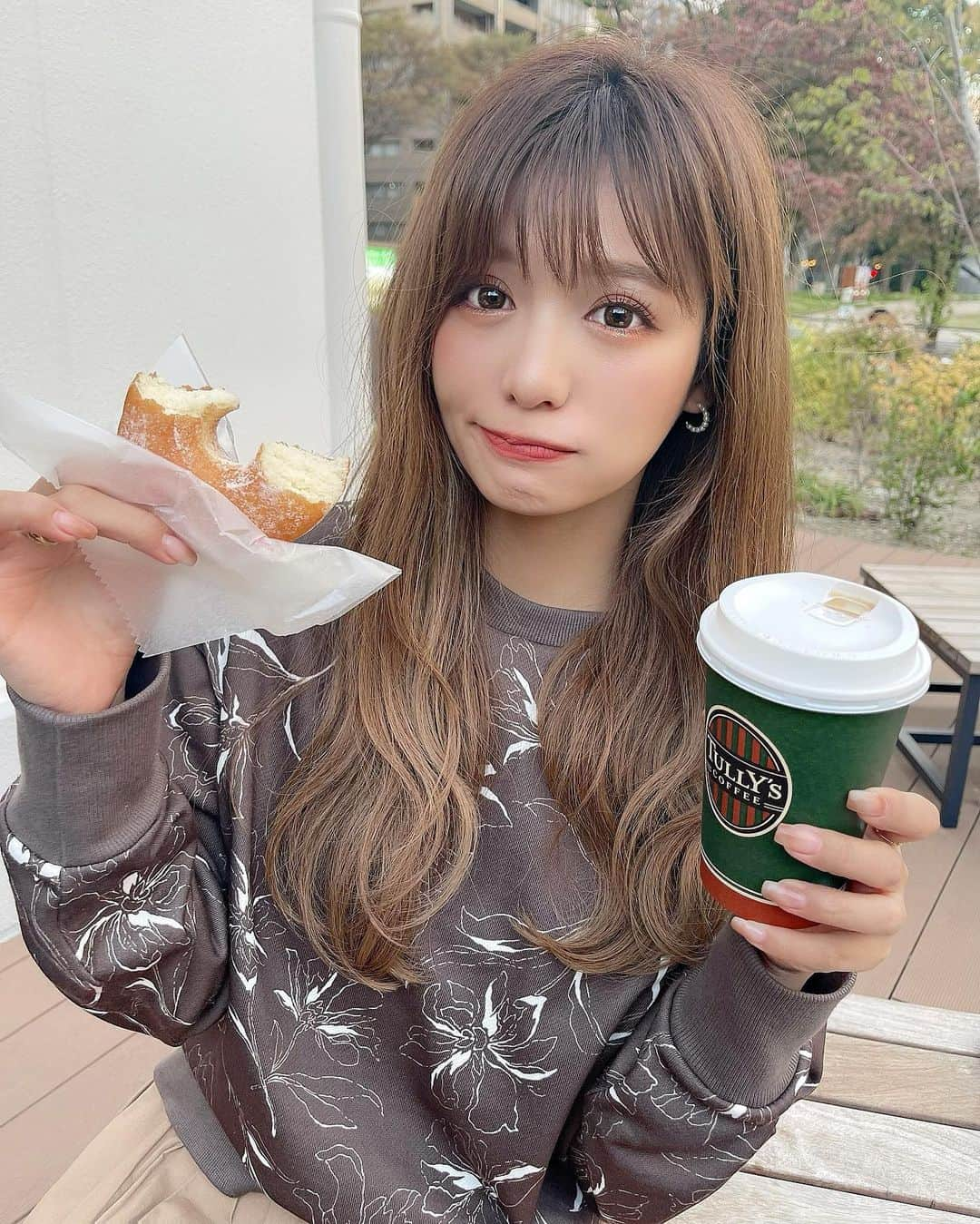 伊藤実祐さんのインスタグラム写真 - (伊藤実祐Instagram)「なんでこんなに食いしん坊なんやろ。🐷 体型が全てを物語ってますが... w ⁡ ゆきんこのドーナツちょうだいして 食いしん坊なところ、推しとおそろいやわ🐰💜は。 ⁡ ⁡ いっぱい食べる君がすき〜♪ って、甘やかしてくれる人がいい。← ⁡ 　 ⁡ ⁡ #名古屋カフェ #久屋大通パーク #久屋大通カフェ #栄カフェ #栄グルメ #タリーズ #タリーズコーヒー #ドーナツ #ココア #名古屋グルメ #大食い女子 #大食い #イエベ #イエベ秋 #自まつ毛 #自まつ毛メイク #ラッシュアディクト #ラッシュリフト #Nexter #ネクスター #Nextercreatist #伊藤実祐 #いとうみゆ #みゆちゃい ⁡ 🤤🤤🤤🤍」12月9日 20時48分 - miyu.61