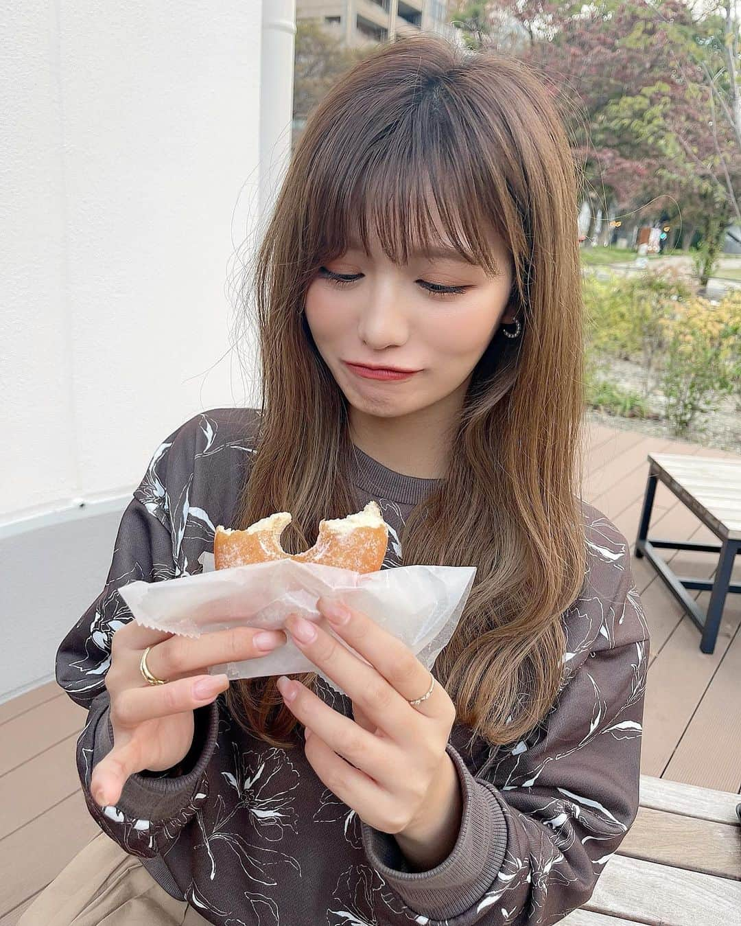 伊藤実祐さんのインスタグラム写真 - (伊藤実祐Instagram)「なんでこんなに食いしん坊なんやろ。🐷 体型が全てを物語ってますが... w ⁡ ゆきんこのドーナツちょうだいして 食いしん坊なところ、推しとおそろいやわ🐰💜は。 ⁡ ⁡ いっぱい食べる君がすき〜♪ って、甘やかしてくれる人がいい。← ⁡ 　 ⁡ ⁡ #名古屋カフェ #久屋大通パーク #久屋大通カフェ #栄カフェ #栄グルメ #タリーズ #タリーズコーヒー #ドーナツ #ココア #名古屋グルメ #大食い女子 #大食い #イエベ #イエベ秋 #自まつ毛 #自まつ毛メイク #ラッシュアディクト #ラッシュリフト #Nexter #ネクスター #Nextercreatist #伊藤実祐 #いとうみゆ #みゆちゃい ⁡ 🤤🤤🤤🤍」12月9日 20時48分 - miyu.61