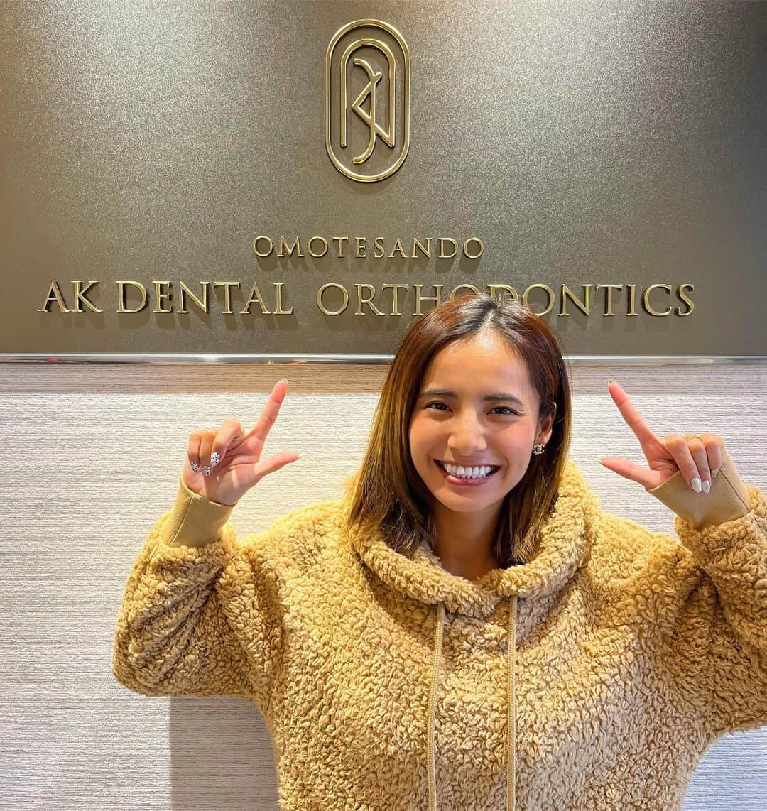 佐野千晃のインスタグラム：「⁡ またまたホワイトニングー！！！ ⁡ これまで10％オフでも安いな思てたけど、今月は一周年だからホワイトニング半額ですって！！！ ⁡ ホワイトニングが今月中に予約すると半額！！！！！！ ⁡ やばたにえん！！！！！！！ ⁡ #表参道AK歯科・矯正歯科 #表参道 #歯 #ホワイトニング #綺麗 #矯正 #お得 #歯は命 #素敵 #おしゃれ #歯並び」