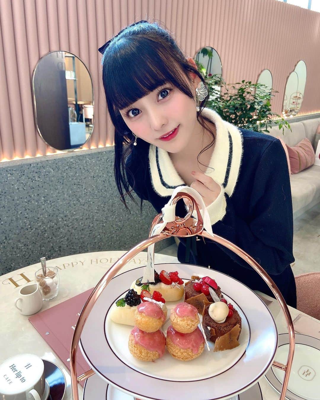 齊藤なぎささんのインスタグラム写真 - (齊藤なぎさInstagram)「💄✨ ⁡ ⁡ ⁡ みりにゃと Her lip to cafe さんに お邪魔させていただきました☕️🍃 ⁡ ⁡ 席もお食事も外観も、 『かわいい』がいっぱい詰まった空間で、 最高でした♡♡幸せ……🤤 ⁡ ⁡ ⁡ そしてそして、小嶋陽菜さんとお会いさせていただき、写真も撮っていただきました！！ ⁡ ずっとずっと小さい頃からの憧れであり、かっこよくて可愛いこじはるさんに生でお会いできて感動が止まりませんでした……！ ⁡ とてもお優しくて沢山話しかけてくださったり、私たちの可愛いお写真を撮ってくださったり、もっともっと好きになってしまいました。。女神さまです😭♥️ ⁡ ⁡ ⁡ みんなもぜひ一緒にたくさんのかわいいを体験しましょう〜〜っ！！ ⁡ ⁡ ⁡ 久しぶりにお洒落したから、 少しドキドキでした😂笑 ⁡ #herlipto さん #herliptocafe #cafe #小嶋陽菜 さん　#こじはる さん #イコラブ #みりにゃーたん #大谷映美里 #みりにゃ #齊藤なぎさ #なーたん #届いてなーたん ⁡ ⁡ ⁡ ⁡」12月9日 20時54分 - saitou_nagisa