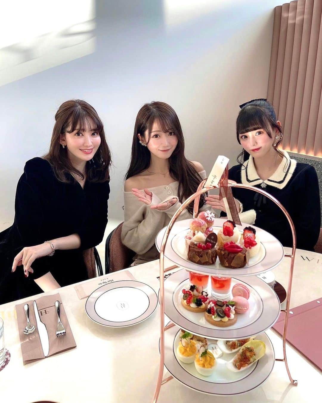 齊藤なぎささんのインスタグラム写真 - (齊藤なぎさInstagram)「💄✨ ⁡ ⁡ ⁡ みりにゃと Her lip to cafe さんに お邪魔させていただきました☕️🍃 ⁡ ⁡ 席もお食事も外観も、 『かわいい』がいっぱい詰まった空間で、 最高でした♡♡幸せ……🤤 ⁡ ⁡ ⁡ そしてそして、小嶋陽菜さんとお会いさせていただき、写真も撮っていただきました！！ ⁡ ずっとずっと小さい頃からの憧れであり、かっこよくて可愛いこじはるさんに生でお会いできて感動が止まりませんでした……！ ⁡ とてもお優しくて沢山話しかけてくださったり、私たちの可愛いお写真を撮ってくださったり、もっともっと好きになってしまいました。。女神さまです😭♥️ ⁡ ⁡ ⁡ みんなもぜひ一緒にたくさんのかわいいを体験しましょう〜〜っ！！ ⁡ ⁡ ⁡ 久しぶりにお洒落したから、 少しドキドキでした😂笑 ⁡ #herlipto さん #herliptocafe #cafe #小嶋陽菜 さん　#こじはる さん #イコラブ #みりにゃーたん #大谷映美里 #みりにゃ #齊藤なぎさ #なーたん #届いてなーたん ⁡ ⁡ ⁡ ⁡」12月9日 20時54分 - saitou_nagisa