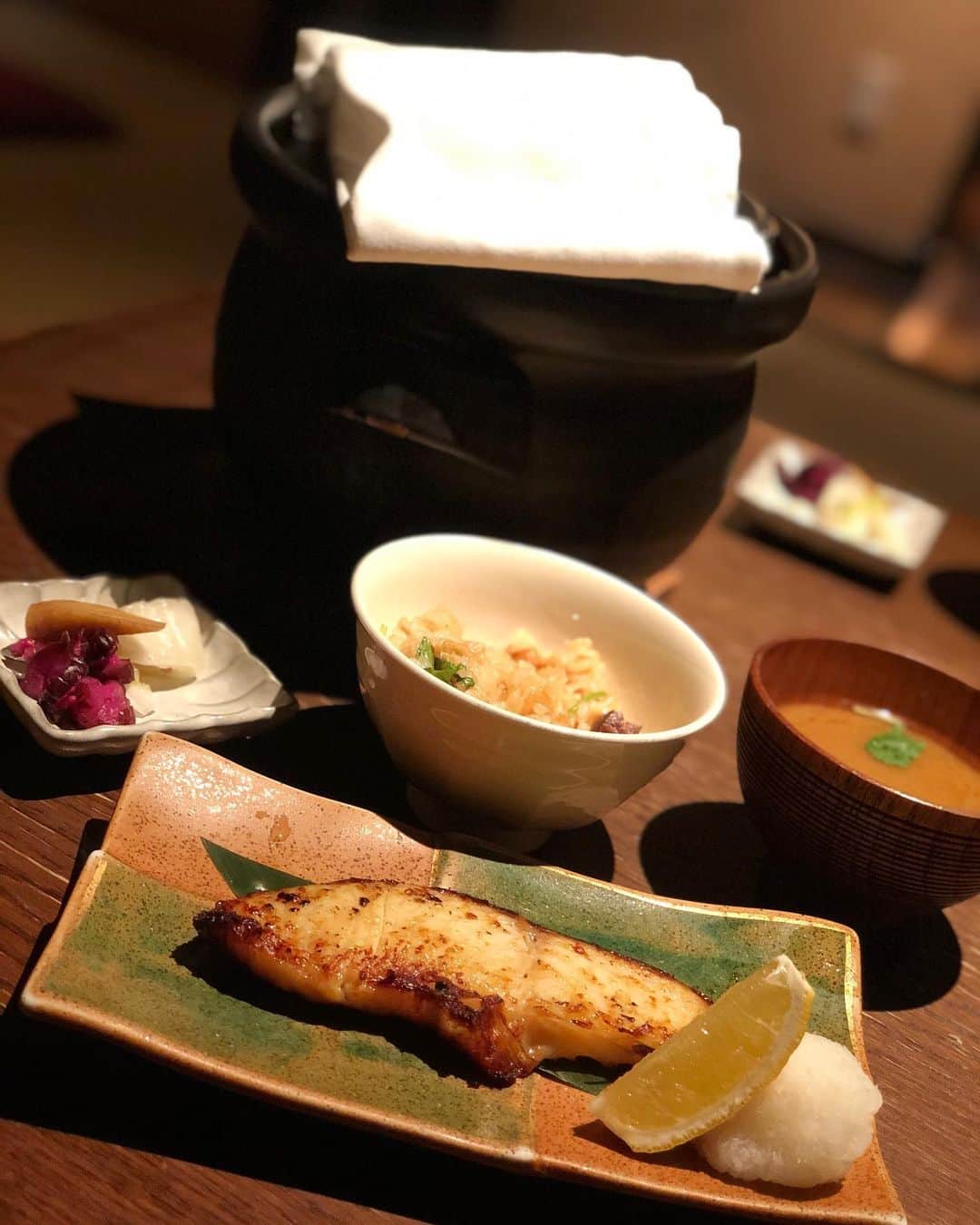 のインスタグラム：「🍽 . やっぱり和食がホッとする😌 ブリの照り焼きと大根の炊き込みご飯 初めて食べたけど味シミシミで ほっぺた落ちそうでした💓 . #おばんざい #炊き込みご飯 #銀鱈の西京焼き #赤だし味噌汁  #渋谷 #和食 #京料理 #割烹」