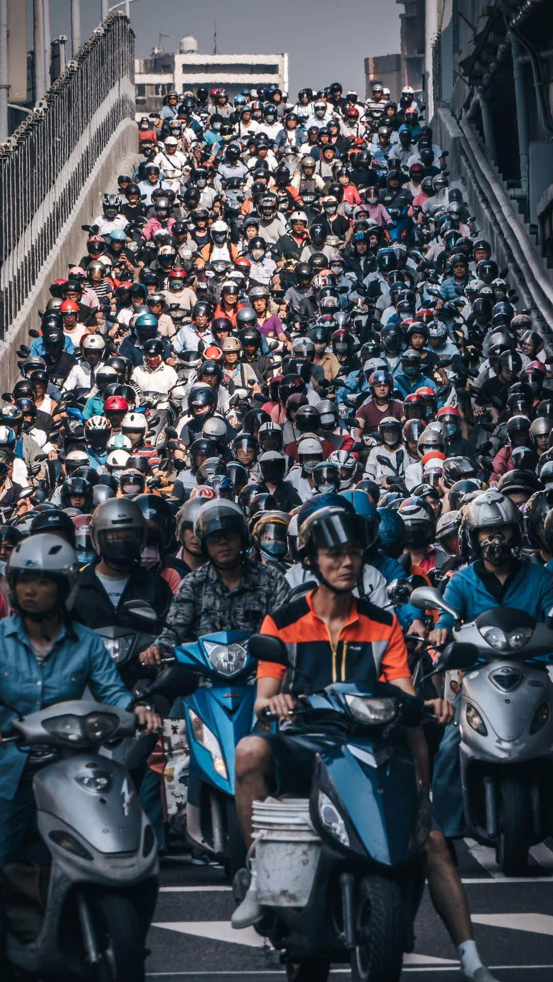 R̸K̸のインスタグラム：「This place is a rush of motorcycles commuting to work every morning at this location in Taipei, Taiwan. I used a zoom lens to capture the scene. ・ Cooperated by @s.yin.h  ・ ・ ・ #earthfocus #reels #instagramreels #earthoffcial #earthpix #thegreatplanet #discoverearth #theglobewanderer #visualambassadors #stayandwander #welivetoexplore #awesome_photographers #IamATraveler #wonderful_places #TLPics #depthobsessed #designboom #voyaged #sonyalpha #bealpha #aroundtheworldpix  #artofvisuals #travellingthroughtheworld #streets_vision #cnntravel #complexphotos #d_signers #lovetheworld @sonyalpha  @lightroom @soul.planet @earthfever @9gag @paradise @natgeotravel @awesome.earth @national_archaeology」