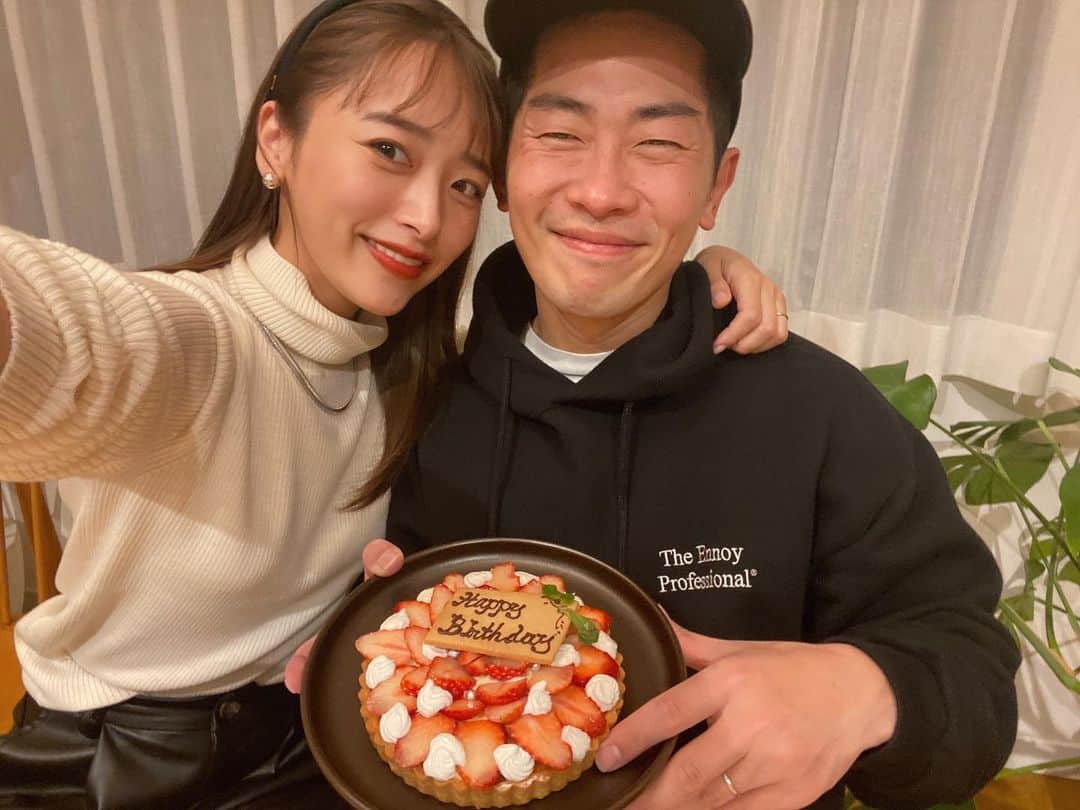 近藤千尋のインスタグラム：「お誕生日おめでとう🎂🎈🎁💕 (12/10) 1日早めのお祝いしました☺️  今年はなんかバダバタで 当日はお仕事でお祝い出来なさそうなので。。。  38歳に見えないけど38歳かぁ。笑😂 少年感が消えないひーぼぉくん。笑 おっちょこちょいで 相変わらずカバンの中は汚いので 整理しやすそうなリュックを プレゼントしました🎁❤️笑 これで毎日のカバンの整理 してくれるかなぁ。。🥰笑 最近は夫婦の時間がなかなかないけど、 またゆっくりデートしましょ❤️  嬉しかったのか、 家の中でずっとリュック背負ってうろうろしてたよ。笑」