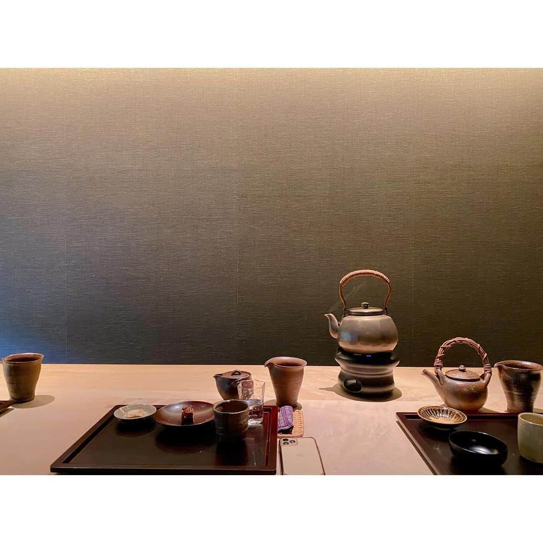 森田えりかさんのインスタグラム写真 - (森田えりかInstagram)「お誕生日に急に決めて京都へ。  @tearoom_toka  カウンターに座り、好きなお茶の葉を選び目の前で丁寧に淹れてくれるお茶。美味しく頂きました。 お茶すきな私は、一杯目、二杯目、三杯目と濃さが変わって行く味の変化を楽しみました。  余計な物がなくて、美しいこだわりの物しか置かない清さが好きでしたーーー。お庭の椿も。 デザインってこういう事、 センスってこういう事。  この廊下の写真、チリ一つ落ちてない完璧さや 全てがオーナーのこだわりとして勝手にですが 私に響きました。 私も妥協のないデザインのまま邁進しよう！  カフェの裏には ギャラリーがありました。 この並べ方や、セレクト 全部欲しくなりました。 1人で来てる方も多く、静かに自分の時間を楽しみたい方にもオススメのお店です。」12月9日 21時15分 - erikaricottamelon