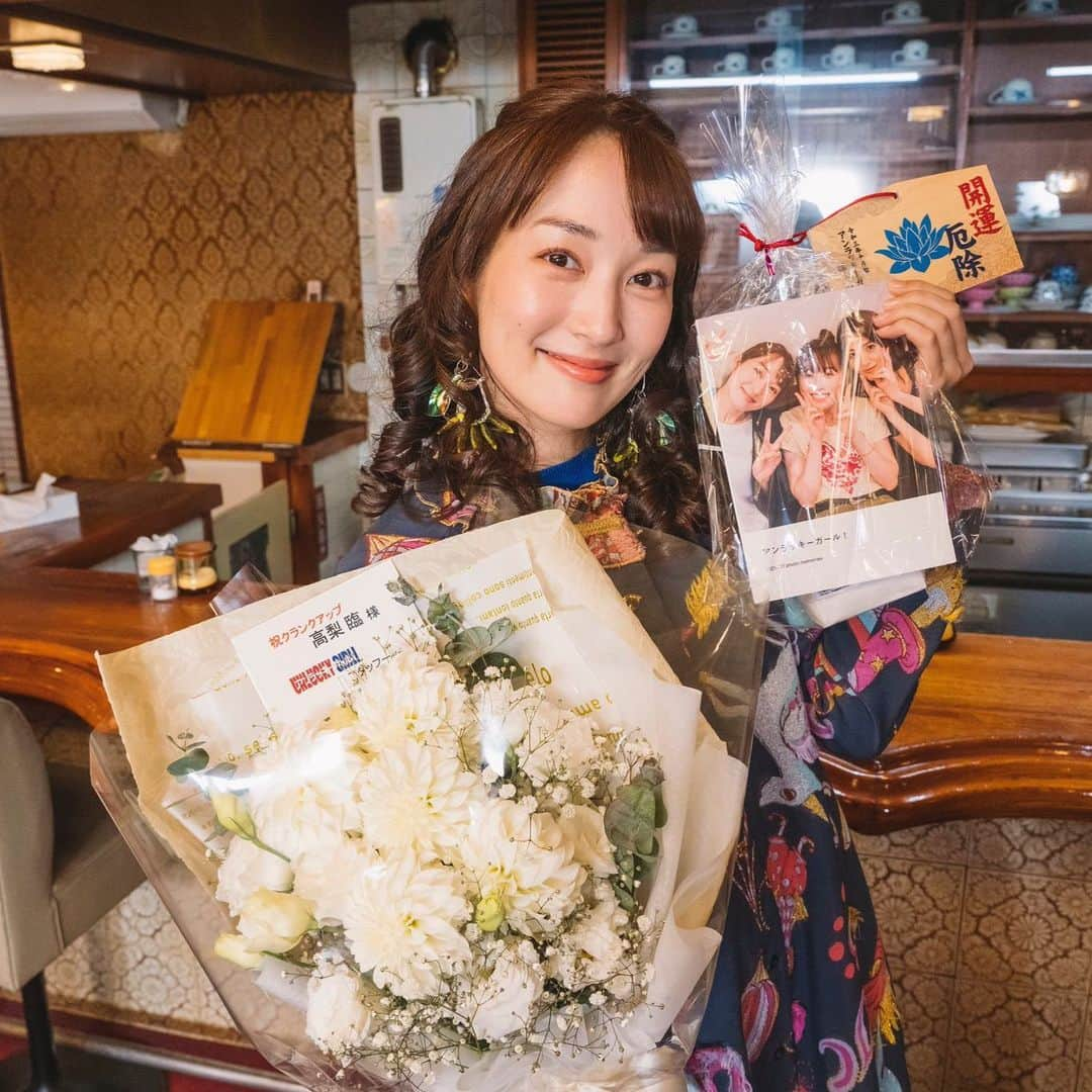 アンラッキーガール！さんのインスタグラム写真 - (アンラッキーガール！Instagram)「💐 ⠀　　＼ ＼　\　/　／ ／    #アンラッキーガール ！ 　 　  今 夜 最 終 回 　  放送まであと【3時間】  　 　／ ／　/　\　＼ ＼  綾波樹役 #高梨臨 さんクランクアップのお写真でカウントダウン🎉  最終回📺今夜11時59分放送🌟 9話配信はこちら👉 tver.jp/corner/f0090616」12月9日 21時24分 - unlucky_ytv