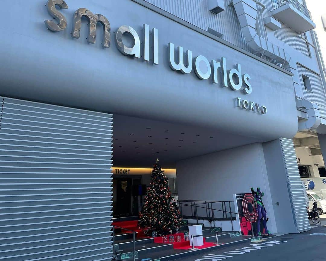 とよた真帆さんのインスタグラム写真 - (とよた真帆Instagram)「ご報告が遅くなりましたが #有明 にある @smallworlds_official  #スモールワールズトーキョー にて先日 #動物保護活動 の一つ #譲渡会 が開催されました。 今回も沢山の方にご来場頂き大変感謝しております✨  そして里親の申し込みも多数頂き、幸せになるチャンスを得た可愛い犬猫がいっぱいです。  ありがとうございます😊  さて、12月18日（土）19日(日)に @doonegood  @rika7kobayashi  @rika11kobayashi.ars  @wandaful_marche   ご協力のもと譲渡会、イベント開催いたします。 今回は犬が遊べるドッグラン的なエリアを作ろうとしていますよ😀  是非 家族であるワンちゃんを連れて遊びにいらしてくださいね。 愛犬、愛猫を抱っこして360度カメラに入り数秒ジッとしていると、3Dプリンターでそのままの姿が抽出されます。 そちらのフィギュアは後日お引き渡しとなりますが スモールワールズのミニチュアの世界に置くことも、自宅で飾って楽しむことも出来ます😆  5.6枚目の写真は、#小林里香 ちゃんと私が互いに愛犬を抱っこしてフィギュアを作りまして、それをスイス風の山のミニチュア世界に設置した写真です。  是非、ミニチュアになってお近くにいらしてくださいませ😃👍  12月の譲渡会の詳細は @smallworlds_official のホームページをご覧ください🌹  #犬猫  #里親募集  #スモールワールズ東京  #dog #cat  #皆んなが幸せになりますように」12月9日 21時33分 - maho_toyota