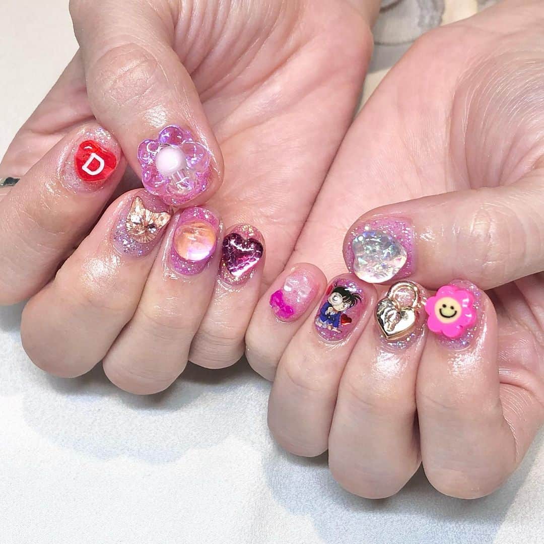 ぱいぱいでか美のインスタグラム：「💖🌸つめ🎀💝 . 2021年から2022年に生まれ変わっていくので やっぱ一番好きなピンクでぶち上げていくか〜 という感じの爪にしてもらいました💅💓笑 ハートとかお花のモチーフは前から大好きなんだけど 最近は透明感ある丸○とかニコちゃんマーク☻とかも好き！ ベースは5色の色味が違うピンクラメを それぞれの指でバラバラにしてもらいました🥰 . #lovl #lovlnail」