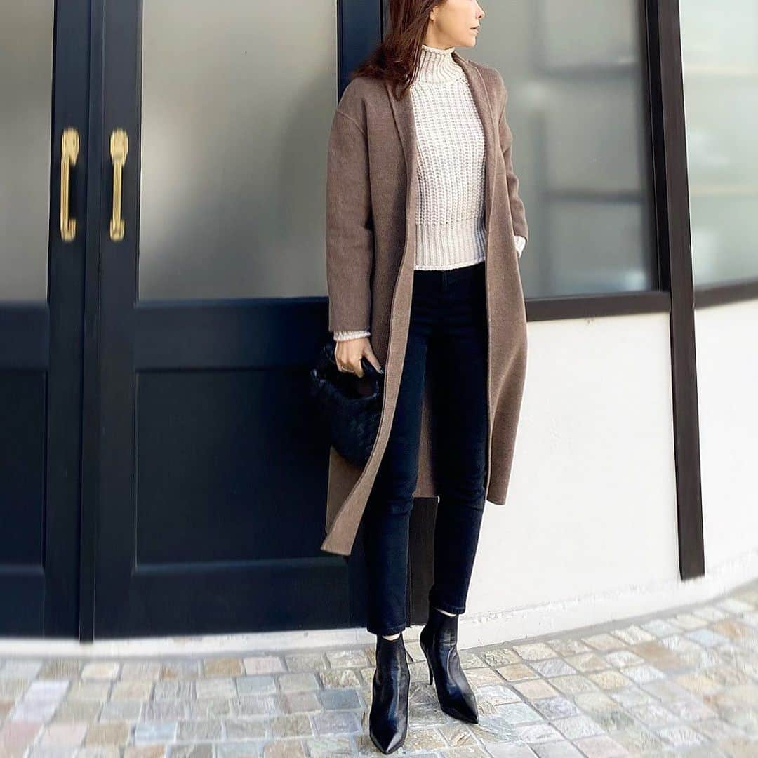 のインスタグラム：「⁡ ⁡ 𝐦𝐨𝐜𝐡𝐚×𝐛𝐥𝐚𝐜𝐤 ⁡ ⁡ #先日の服 ⁡ coat @sysorus.select knit @hm bag @bottegaveneta.bymatthieublazy  denim@ronhermanstor boots @ysl ⁡ ⁡ ⁡ ⁡ #instagood#outfit#code#instalike#fashionista#instafashion#ootd#simple#chic#style#stylish#styleblogger#Instafashion#fashiongram#mystyle#fashionista#sysorus#シソラス#コラボ#コーディネート#大人コーデ」