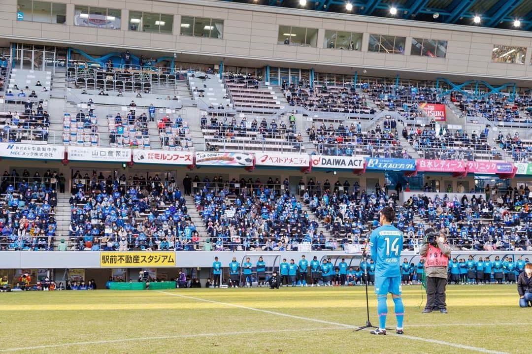 高橋義希さんのインスタグラム写真 - (高橋義希Instagram)「12月4日 ホーム最終戦 たくさんの方々に来ていただき応援ありがとうございました。 そしてセレモニーの為寒い中最後まで残っていただきありがとうございました。 当日来ることのできなかった方、スタジアムに入ることのできなかった方、すべての皆様に感謝申し上げます。  スタジアムに着いた時14の弾幕が見え、温かいサポーターの皆様の姿が見え、胸がいっぱいになりました。  チャントの録音していただいていた事、試合前から段幕にメッセージを書いていただいていた事、本当にありがとうございました。手作りの段幕一つ一つを見て、噛み締めてスタジアムを回りました。 幸せな時間を本当にありがとうございました。そして、花束や色紙、プレゼント、手紙、受け取りました。ありがとうございます。  僕自身スタジアムから見る、ピッチから見るこの景色が、見れなくなるのは寂しくもあります。  いい時も悪い時も共に皆様と戦って来れた事、僕の宝物です。  そしてサガン鳥栖関係者、チームメイト、スタッフ、日頃から支えていただいているスポンサーの皆様、本当にありがとうございます。  まだまだサガン鳥栖は強くなります。 サポーターの皆様、これからもサガン鳥栖をどうぞよろしくお願いします。  感謝 ヨシキ  #17の誇りを胸に  #サガン鳥栖 #サガンティーノ  #14 #感謝」12月10日 8時10分 - yoshikitakahashi14