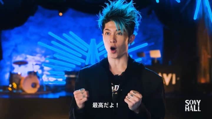 雅-MIYAVI-のインスタグラム：「“American crowd is loud” Haha yes, always loud. And I love it. Thanks @sony for having us. We are always having good times at @sonyhall with the good vibes and the awesome audience. Nothing more precious and pleasure than being able to perform on a great stage as a musician. To share excitement and hope for the future with my audience through my performance is the reason why I exist onstage. And that’s my life. #ArtistsInMotion  ニューヨークのSony Hall にて。最高の環境で音楽をプレイできることは演者としてこの上なく幸せなことです。ステージで感じる熱気やワクワクドキドキする感覚を来てくれる人たちと共有する、そして未来を感じられるパワーを与えること、それが僕がステージに立つ存在理由です。  #Repost @sony ・・・ Go behind the scenes with @miyavi_ishihara as he returns to the stage in #ArtistsInMotion.  #Repost @sonygroup_jp ・・・ 生演奏の情熱を伝える「Artists in Motion」シリーズ。米NYの音楽ライブ施設『Sony Hall( @sonyhall )』にて、パフォーマンスを行っているMIYAVI ( @miyavi_ishihara )✨​  音楽のファンと未来へのモチベーション、ポジティブに人生に向き合う力を共有したいと熱く語ってくれました。​  #FutureSony #Artistsinmotion #SonyHall #ウォークマン #360realityaudio #ウォークマン派 #音楽のある生活 #音楽好きな人と繋がりたい #音楽フェス #フェス #ライブ ​」