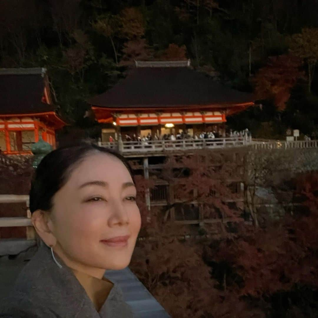 坂村かおるさんのインスタグラム写真 - (坂村かおるInstagram)「・ 清水寺もまだ少し紅葉が見られました‥ ・ 清水寺の舞台から見る夜景は初めてだったので、とても幻想的でした‥ ・ 間に合ってよかった‥🍁 ・  いつも「いいね♡」を頂きありがとうございます。 皆様のお言葉に励まされています☺️☺️  #美ST #美魔女 #team美魔女 #クィーンオブ美魔女 #国民的美魔女コンテスト #坂村かおる #トータルビューティーアドバイザー #美しく老いる #美容好きと繋がりたい #コスメ好きと繋がりたい #ファッション好きと繋がりたい #今日のコーデ #お洋服好きと繋がりたい #美魔女が変わる #美意識高い人と繋がりたい #トータルバランス #清水寺 #夜景 #八坂の塔」12月9日 23時49分 - kaoru.sakamura