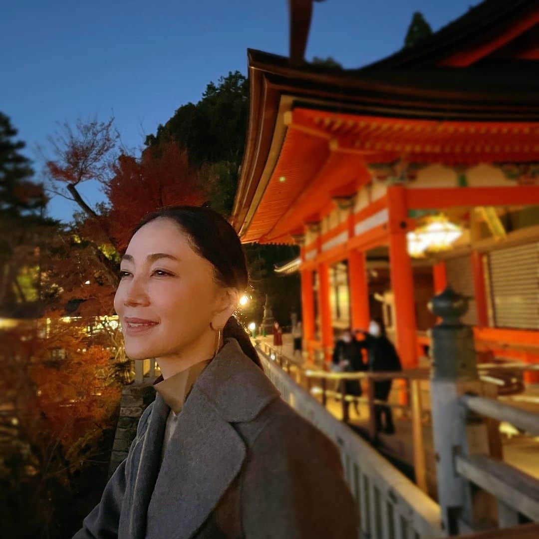 坂村かおるさんのインスタグラム写真 - (坂村かおるInstagram)「・ 清水寺もまだ少し紅葉が見られました‥ ・ 清水寺の舞台から見る夜景は初めてだったので、とても幻想的でした‥ ・ 間に合ってよかった‥🍁 ・  いつも「いいね♡」を頂きありがとうございます。 皆様のお言葉に励まされています☺️☺️  #美ST #美魔女 #team美魔女 #クィーンオブ美魔女 #国民的美魔女コンテスト #坂村かおる #トータルビューティーアドバイザー #美しく老いる #美容好きと繋がりたい #コスメ好きと繋がりたい #ファッション好きと繋がりたい #今日のコーデ #お洋服好きと繋がりたい #美魔女が変わる #美意識高い人と繋がりたい #トータルバランス #清水寺 #夜景 #八坂の塔」12月9日 23時49分 - kaoru.sakamura