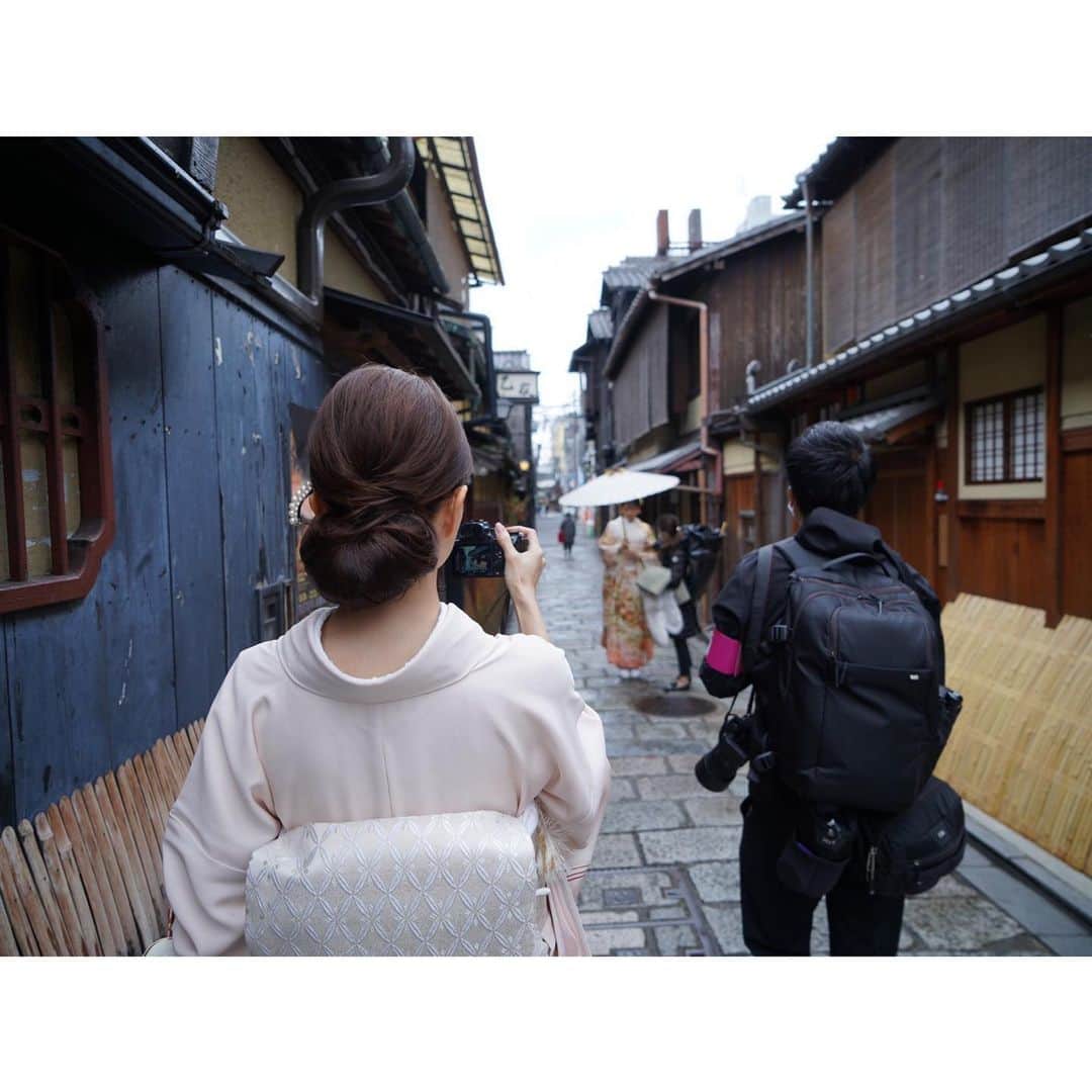 石井美保さんのインスタグラム写真 - (石井美保Instagram)「娘の成人式前撮りに京都へ行ってきました。大切な娘が大人になる節目。精一杯の親子の思い出づくりがしたくて、京都撮影を選びました。カメラ•着付け•ヘアはお願いしましたが、メイクは私にして欲しいとオーダーがあり、朝5時半起き💦 娘のメイクノリを良くする為、  前日の夜はestのシートマスクに SENSAIのASクリーム  朝は  AQミリの乳液先行 フローラドリップでローションパックしながら首周りのリンパマッサージ SENSAIのASクリームで肌アイロン アルビオンスーパーUVカットでバッチリ日焼け止め  シンプルだけどリッチに丁寧にケアしてあげたら夕方16時の終了まで崩れずピカピカでした。 こんな面倒なケア毎朝はできないと言ってました😅 #振り袖#振り袖ヘア#振り袖帯結び#enishiphotowedding#mihoishii_着物#着物#着物ヘア#mihoishii_京都」12月9日 23時57分 - miho_ishii