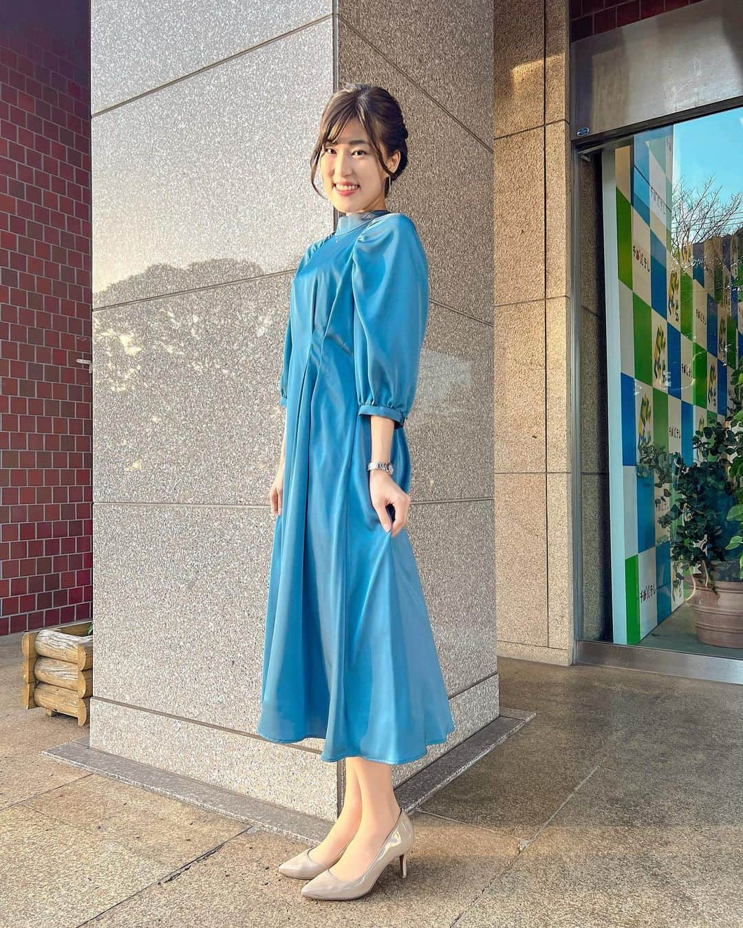 竹内里奈さんのインスタグラム写真 - (竹内里奈Instagram)「🦋 綺麗なロイヤルブルー🦋🦋 ・ 今日はニュースでした☺︎ ・ ・ 👗 @replete_official  ・ ・ 今日も1日お疲れさまです☺️✨ ・ ・ ・ #衣装 #衣装協力 #アナウンサー衣装  #ワンピース #洋服好き #光沢 #ロイヤルブルー #サテン #お呼ばれコーデ #女子アナコーデ #アナウンサー #フリーアナウンサー #竹内里奈」12月10日 0時15分 - rina.takeuch