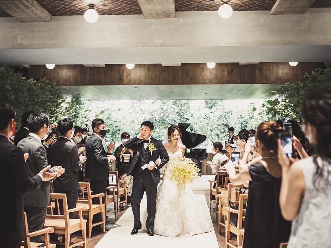 JUNO TENJINのインスタグラム：「Real Wedding     一生に一度の最愛の日に新婦様がセレクトされたのは @inesdisanto “AYA” 　  “Under the Impression” -印象のもとに- をコンセプトにしたコレクションからの特別な一着 　 印象派の絵画を連想させるような芸術的なリーフモチーフが ヒートカットされて立体的にデザインされていたりと ブランドの細部への拘りが見えるディテールがポイントです 　    #wedding #happywedding  #realwedding #junowedding  #junodress #weddingdress  #weddingdresses #inesdisanto #inesdisantorealbride  #inesdisantobride  #juno天神本店 #結婚式 #ウェディング #ウェディングドレス #イネスディサント #インポートドレス」