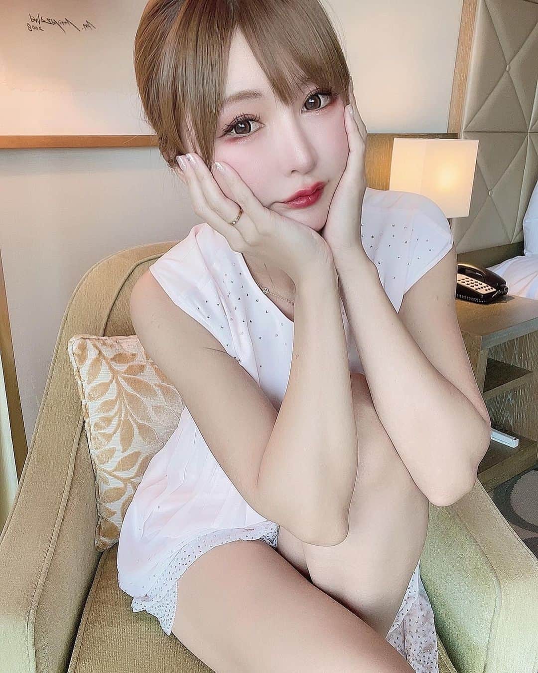 滝沢いおりさんのインスタグラム写真 - (滝沢いおりInstagram)「こんばんは😊✨ 今日も一日お疲れ様でした☕︎  仕事終わりのビール🍻が幸せです❤️ 暑い時も寒い時も美味しいという不思議😌 飲み過ぎたせいか、体がむっちり🥲 鍛えないと…  #インスタグラビア #滝沢いおり #gravure #ミニスカ #ワンピースコーデ  #お姉さんの誘惑  #おやすみグラビア」12月10日 0時39分 - takizawaiorir