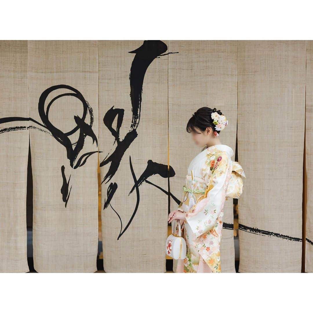 石井美保さんのインスタグラム写真 - (石井美保Instagram)「京都撮影は @enishi_photo_wedding さんにお願いしました。ロケーション選びも写真のクオリティも最高でお願いして本当に良かったです。1500枚ぐらい撮って頂いた中からベストを選んで40Pのアルバムにしてもらいます。出来上がりは1月に。楽しみです。  娘の振り袖は十日町友禅の手描き振袖、長襦袢は振袖の中にある白緑色を見本にして染めていただきました。 娘が一目惚れした大七宝の袋帯は成人式に間に合うように織っていただきました。 京絞り帯揚げ•帯締め•刺繍バックと草履のセットは全て衿秀さん。 刺繍半襟、重ね襟は加藤萬さんです。 全て @ginza_enzo 若奈さんに相談して希望するイメージの振り袖を集めて頂き、娘と1つ1つ決めました。若奈さん、本当にご尽力ありがとうございます。#成人式#振り袖#振り袖ヘア #振り袖帯結び 髪飾りは#かづら清老舗  5枚目はENISHIさんの大きな暖簾の前で#enishiphotowedding#mihoishii_京都」12月10日 0時59分 - miho_ishii