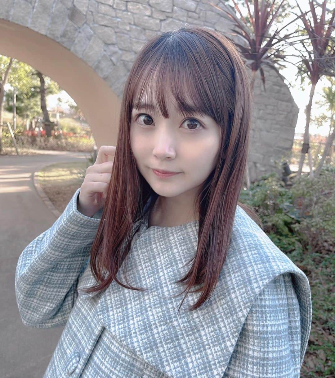 浜田翔子さんのインスタグラム写真 - (浜田翔子Instagram)「まもなく正期産にはいります。 いつ産まれても大丈夫な時期の事です。😳  かわいいコート着れた日🤍  沢山妹が撮ってくれました✨ （色違いで買ったコートだから又一緒に 写真撮れたらいいな♡）  今は、 中々動く事ができなくなり お友達と会ったりもカラダの状態見てになっちゃうから 迷惑かけちゃうのも嫌だから  唯一の妹が会いに来てくれるから 嬉しいです🥺💕 少しおさんぽ🐶  また全身もコートからでもだいぶ おなかぽっこりだけど載せます🎀🤍  #妊娠35週　#胎動激しい　 #臨月　#正期産」12月10日 1時10分 - shoko_hamada