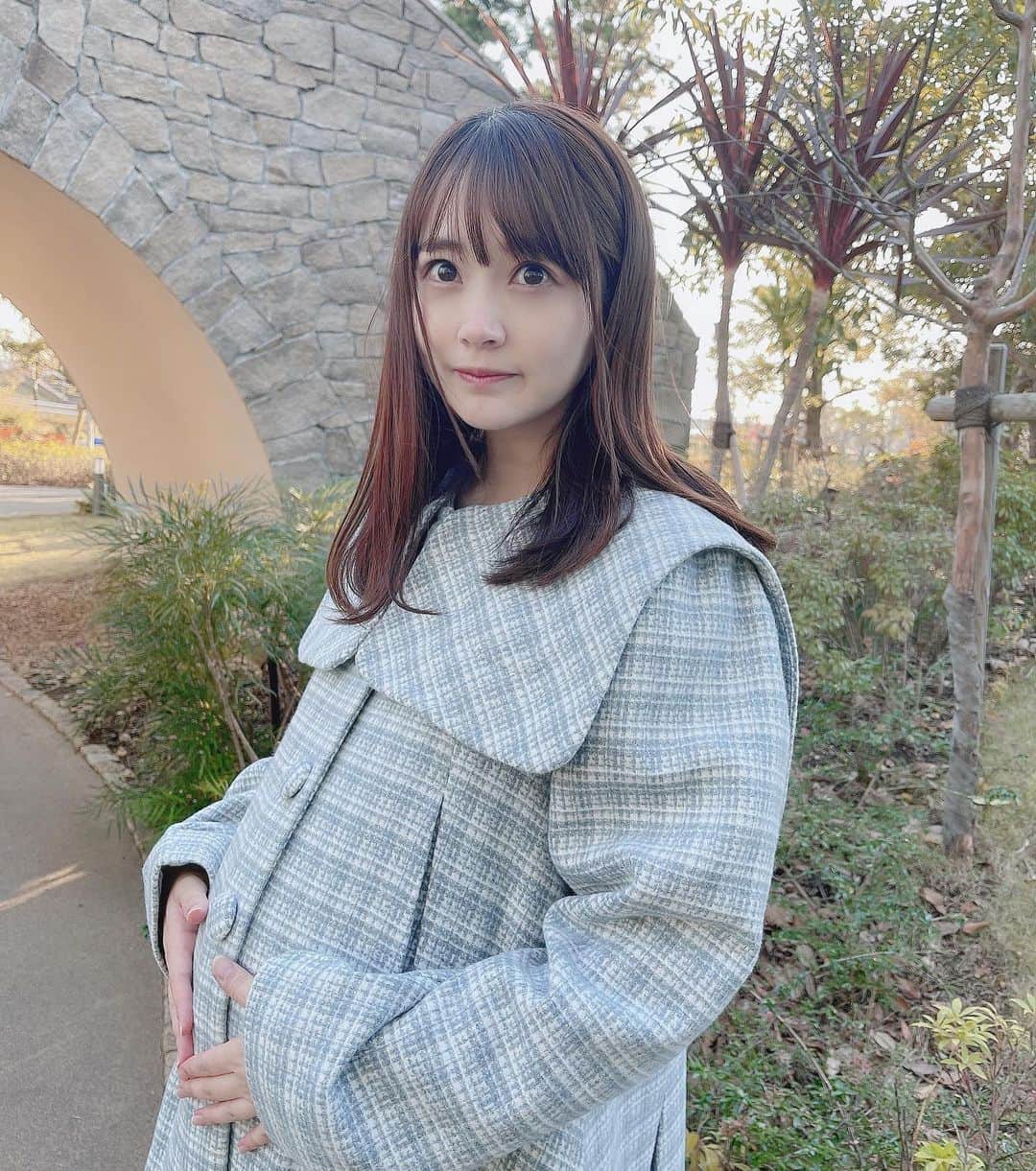 浜田翔子さんのインスタグラム写真 - (浜田翔子Instagram)「まもなく正期産にはいります。 いつ産まれても大丈夫な時期の事です。😳  かわいいコート着れた日🤍  沢山妹が撮ってくれました✨ （色違いで買ったコートだから又一緒に 写真撮れたらいいな♡）  今は、 中々動く事ができなくなり お友達と会ったりもカラダの状態見てになっちゃうから 迷惑かけちゃうのも嫌だから  唯一の妹が会いに来てくれるから 嬉しいです🥺💕 少しおさんぽ🐶  また全身もコートからでもだいぶ おなかぽっこりだけど載せます🎀🤍  #妊娠35週　#胎動激しい　 #臨月　#正期産」12月10日 1時10分 - shoko_hamada