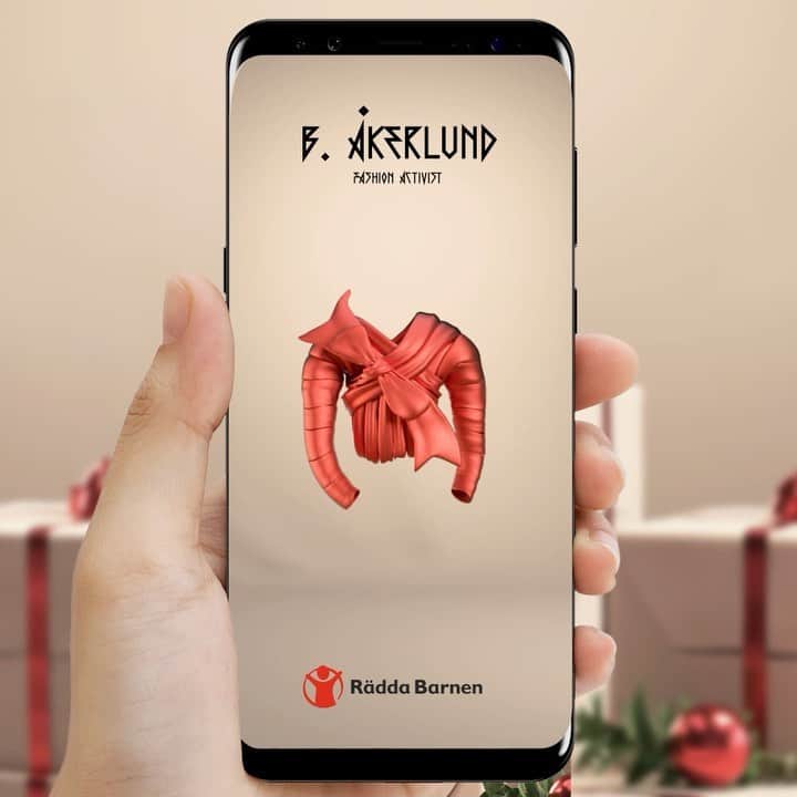 B. Akerlundのインスタグラム：「This Holiday Season , I designed this Sweater  in collaboration with SAVE THE CHILDREN in hope to save those children  in need with this AR gift , to avoid the  excessive consumption of gifting 🎁. All proceeds go to this non profit organization @raddabarnen . Hugs 🫂 & kisses 😘 wishing you all a fantastic Holiday season . Link in story」