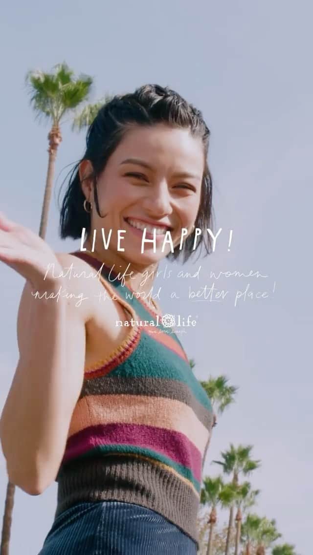 ジェシカのインスタグラム：「This fall I became a @naturallife ambassador and visited their office in Ponte Vedra Beach, FL.  A lot of you guys messaged me asking “where is this store located?” But it’s their office space!! What a magical space!!🍄🤩🌈🌼❤️   Here is Live Happy mini documentary by @itsmadisonhughes 🎥💫」