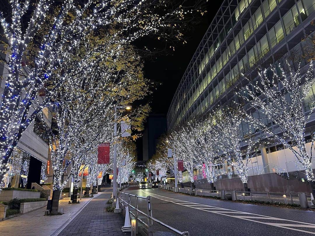 のインスタグラム：「東京のど真ん中で樹氷のようなイルミネーション✨ #朝5時の絶景time   東京・六本木 けやき坂イルミネーション！ 白銀の世界をイメージした、白と青の光✨ 氷点下の樹氷のようで、心なしか空気が一層ひんやりと感じられました❄️ およそ400mにわたり、70万灯ほどのLEDが輝きます！ 点灯時間は夕方5時から夜11時までですが特別につけていただきました！ おすすめの撮影スポットは、けやき坂ブリッジの上！ オレンジ色の東京タワーとのコラボ！ 冬の六本木ならではの景色🎅 イルミネーションは12月25日までです🎅  そのあとの中継場所で、東京タワーに接近したり芝公園そばの紅葉を見つけたり🍁  今日も朝4時半から是非ご覧ください！写真が真っ暗になっていたので再投稿します💦  #thetime_tbs #欅坂イルミネーション  #欅坂 #けやき坂イルミネーション  #六本木 #イルミネーション #夜景 #東京タワー #樹氷 #紅葉 #芝公園 #tbs #tbsアナウンサー  #篠原梨菜」