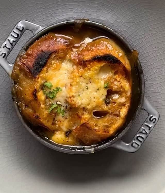 Staub USA（ストウブ）のインスタグラム：「Here's a little moment of zen for your day, courtesy of @amandafrederickson.  Get her French Onion Soup recipe at the link in our bio. 🍽️ #madeinstaub」