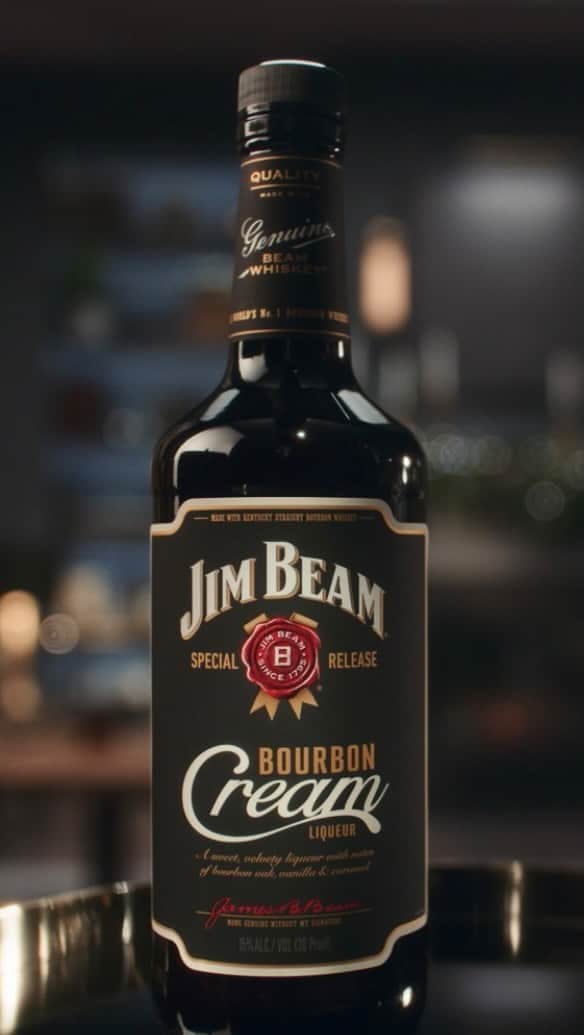 Jim Beamのインスタグラム：「Less time reading holiday stories means more time creating your own with friends over Jim Beam Bourbon Cream. Purchase your own ‘Get to the Good Stuff’ kit, now available for a limited time at our link in bio.」