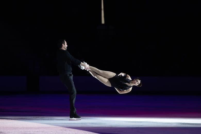 サイモン・シュナピアのインスタグラム：「It was a great honor to be asked by @skatingclubbos to perform in the Grand Opening Celebration in support of @scotthamilton84 and the Cares Foundation. It was a blast to skate with Marissa again and we look forward to entertaining more crowds in the future! Thank you to everyone at the Skating Club who put on an amazing show and for family, friends and fans who came out to support us and the Club. So great to skate in front of a crowd again!」