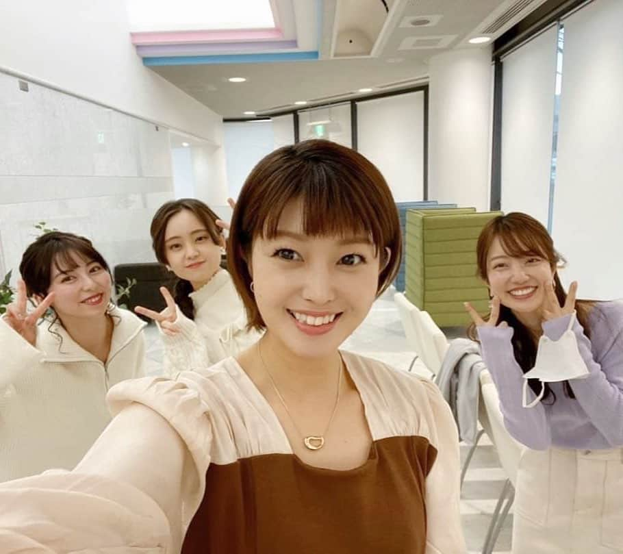 KBCテレビ「アサデス。」さんのインスタグラム写真 - (KBCテレビ「アサデス。」Instagram)「おはようございます🌻 お天気アシスタントの池松美湖‪です☺︎‪‪❤︎‬"  普段曜日が被らないことが多いので 珍しいメンバーでレアでしょ？🥰 (昨日撮影📸) 今朝も見梨さんがMCをされます🌷.*  そして、この後のスポーツキラリでは 元祖・声出し王と言えば！？のあの方が 生出演されます⚾お楽しみに！  ・・・ #アサデス#kbc#九州朝日放送#福岡#テレビ#生放送 #池松美湖#内村麻美#原直子#太田江莉奈」12月10日 6時13分 - asadesu_kbc